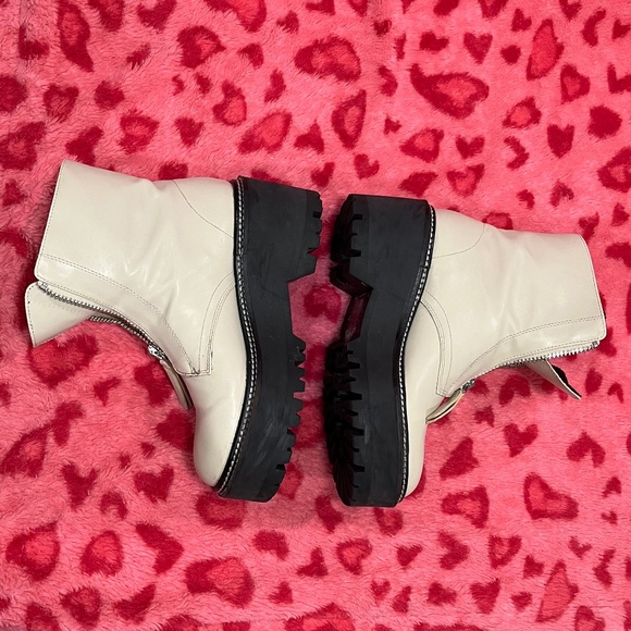 Boots - Picture 4 of 8